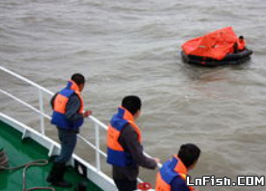 万幸！辽宁一鱼船出海遭遇风浪，船上7人落水失联，在寒冷的海里抱团漂流了一夜……